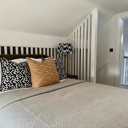 3 Bed Flat In Holmes Chapel Harry Styles Village Exterior photo
